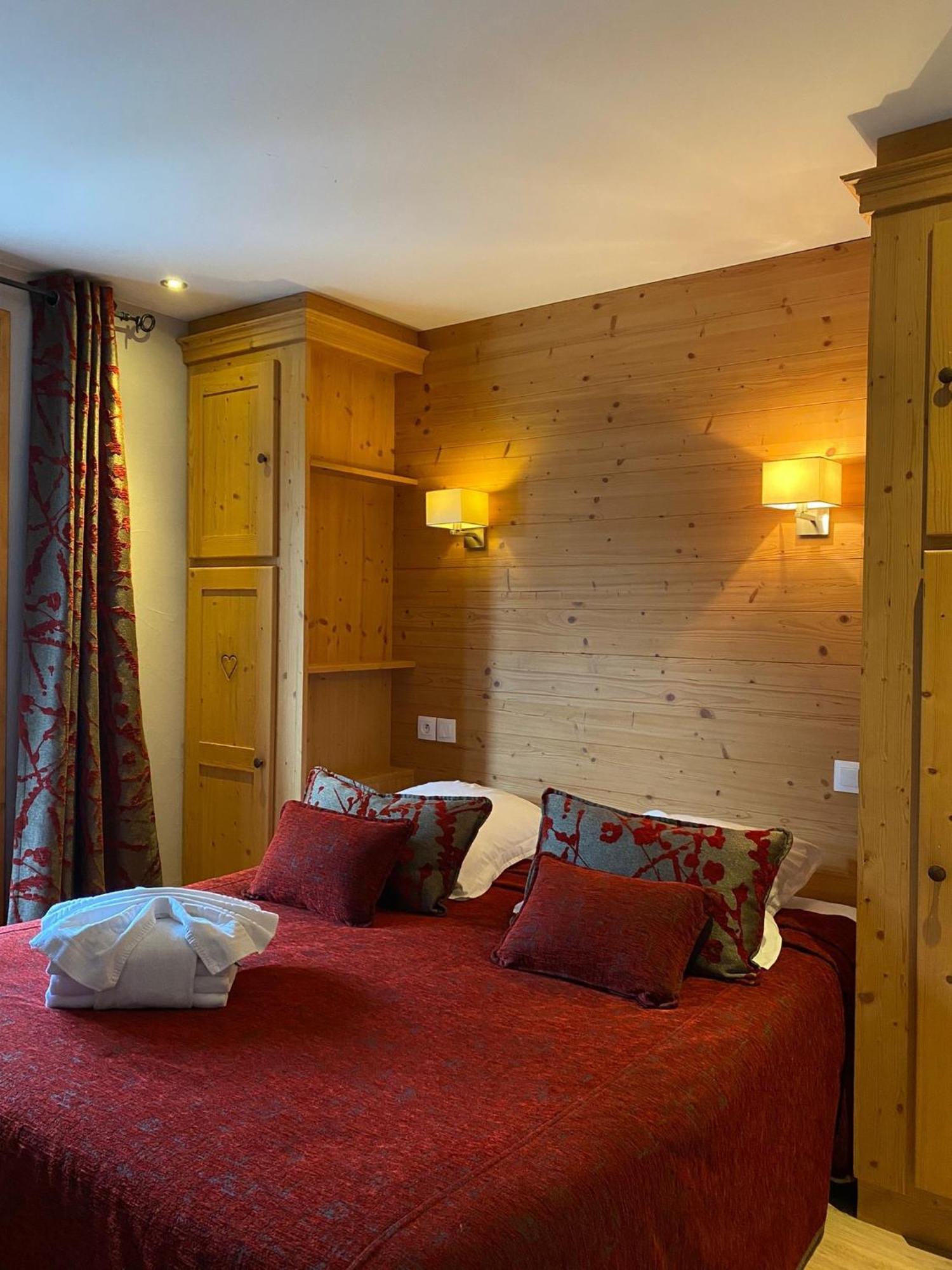 Hotel Et Appart'Hotel De L'Hermitage Thones Bagian luar foto