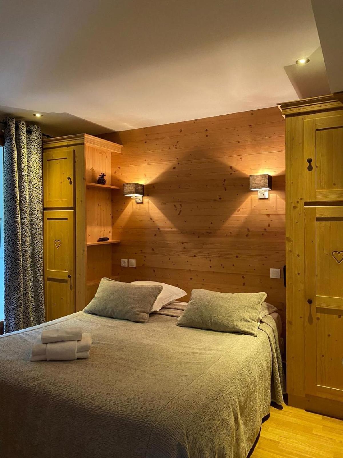 Hotel Et Appart'Hotel De L'Hermitage Thones Bagian luar foto