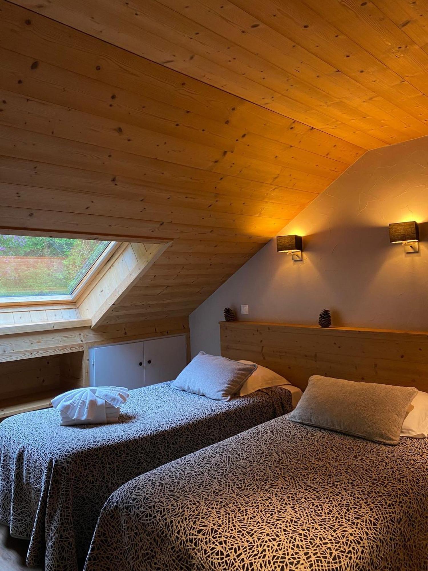 Hotel Et Appart'Hotel De L'Hermitage Thones Bagian luar foto