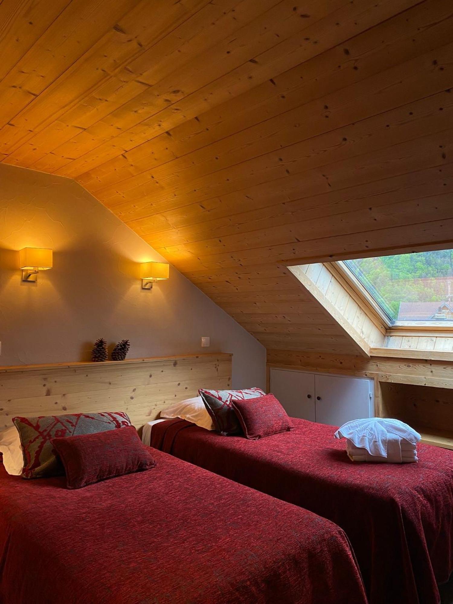 Hotel Et Appart'Hotel De L'Hermitage Thones Bagian luar foto