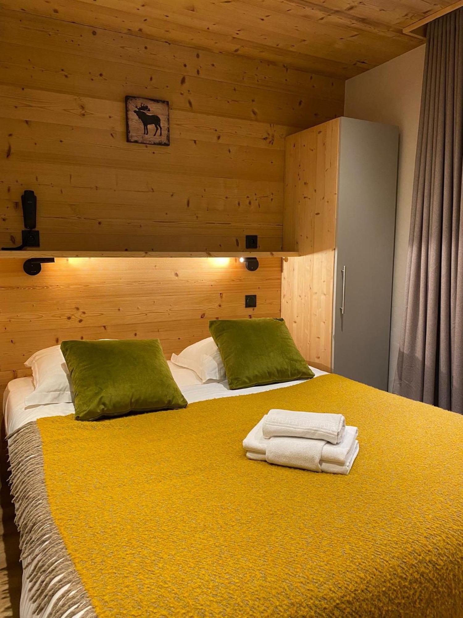 Hotel Et Appart'Hotel De L'Hermitage Thones Bagian luar foto