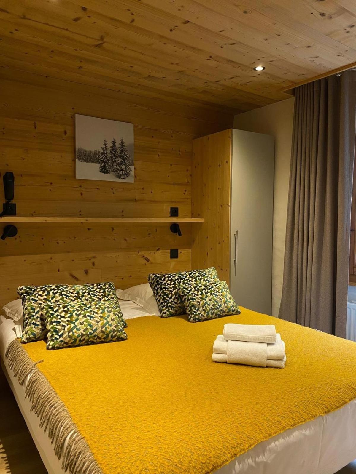 Hotel Et Appart'Hotel De L'Hermitage Thones Bagian luar foto