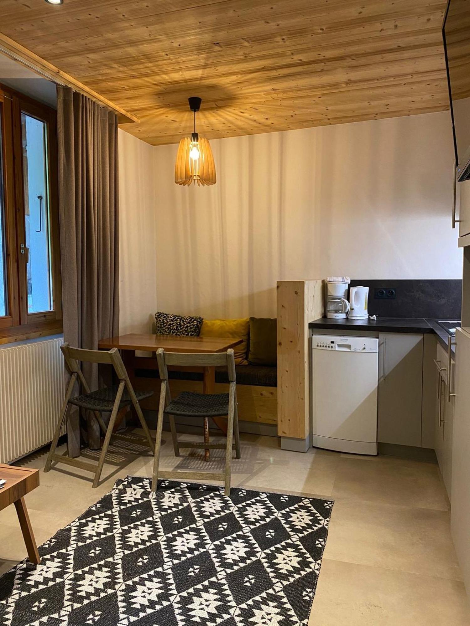 Hotel Et Appart'Hotel De L'Hermitage Thones Bagian luar foto