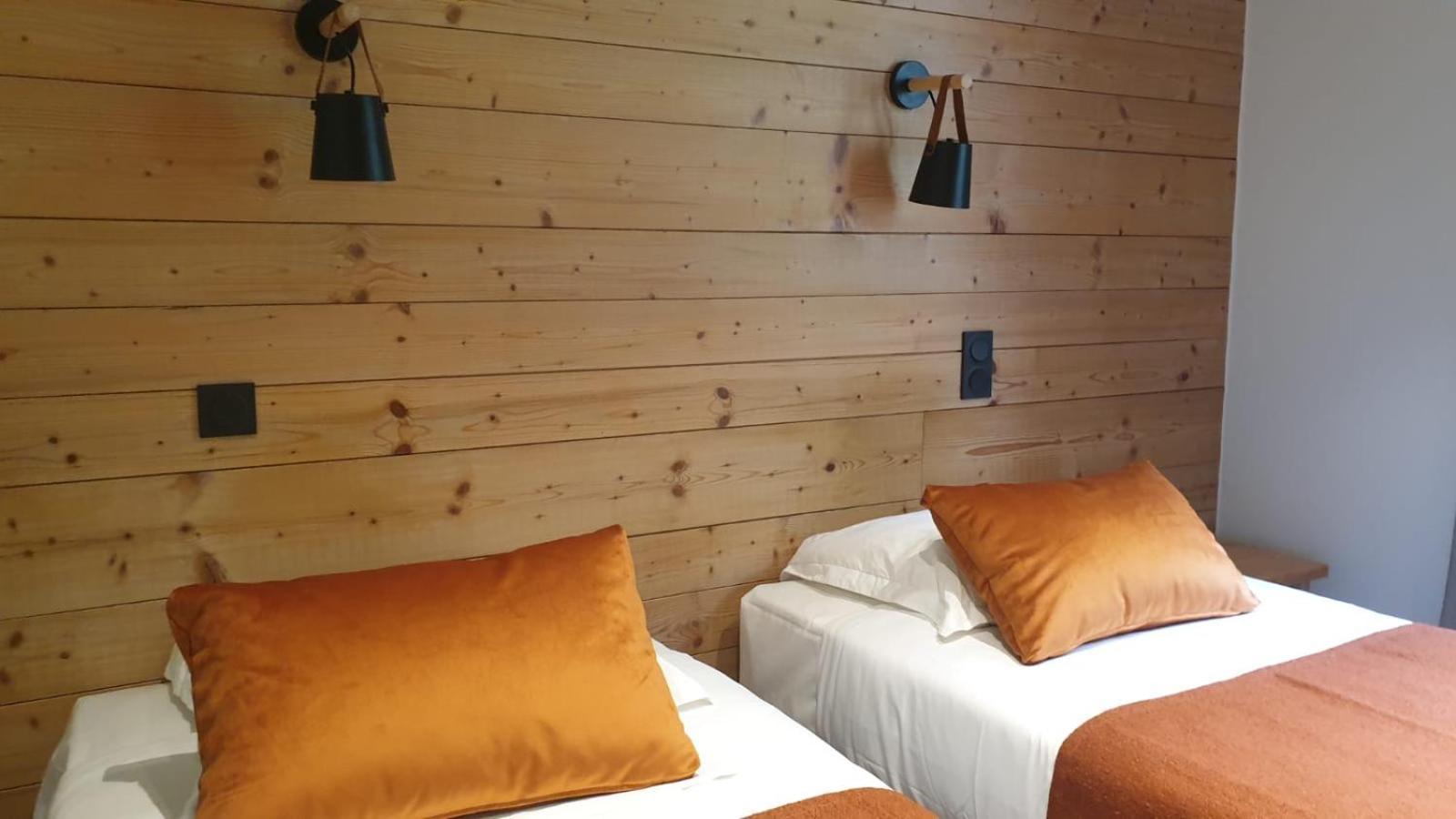 Hotel Et Appart'Hotel De L'Hermitage Thones Bagian luar foto